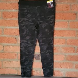 Juniors mid rise black camo jegging